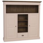 Landelijke boekenkast met open vakken, deuren en een lade voor opbergruimte. Gemaakt van massief eiken hout in de kleur beige, zand met warm bruin houten binnenkant. Het meubel kan op verschillende manieren geverfd worden in verschillende kleuren en kan op maat gemaakt worden. Villa Laura