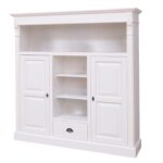 Landelijke boekenkast met open vakken, deuren en een lade voor opbergruimte. Gemaakt van massief eiken hout in de kleur wit met een witte binnenkant. Het meubel kan op verschillende manieren geverfd worden in verschillende kleuren en kan op maat gemaakt worden. Villa Laura