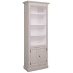 Landelijke boekenkast met vier open vakken en twee deuren. Gemaakt van massief eiken hout in de kleur grijs, zand, beige met witte binnenkant. Het meubel kan op verschillende manieren geverfd worden in verschillende kleuren en kan op maat gemaakt worden. Villa Laura