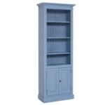 Landelijke boekenkast met vier open vakken en twee deuren. Gemaakt van massief eiken hout in de kleur blauw. Het meubel kan op verschillende manieren geverfd worden in verschillende kleuren en kan op maat gemaakt worden. Villa Laura