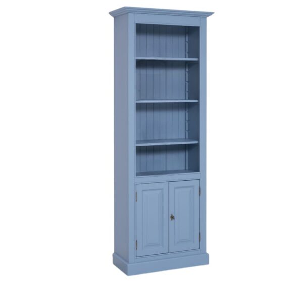 Landelijke boekenkast met vier open vakken en twee deuren. Gemaakt van massief eiken hout in de kleur blauw. Het meubel kan op verschillende manieren geverfd worden in verschillende kleuren en kan op maat gemaakt worden. Villa Laura