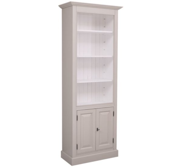 Landelijke boekenkast met vier open vakken en twee deuren. Gemaakt van massief eiken hout in de kleur grijs, zand, beige met witte binnenkant. Het meubel kan op verschillende manieren geverfd worden in verschillende kleuren en kan op maat gemaakt worden. Villa Laura