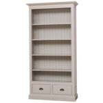 Landelijke boekenkast met vijf open vakken en twee lades. Gemaakt van massief eiken hout in de kleur zand, beige. Het meubel kan op verschillende manieren geverfd worden in verschillende kleuren en kan op maat gemaakt worden. Villa Laura