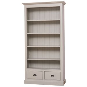 Landelijke boekenkast met vijf open vakken en twee lades. Gemaakt van massief eiken hout in de kleur zand, beige. Het meubel kan op verschillende manieren geverfd worden in verschillende kleuren en kan op maat gemaakt worden. Villa Laura