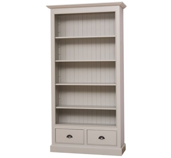 Landelijke boekenkast met vijf open vakken en twee lades. Gemaakt van massief eiken hout in de kleur zand, beige. Het meubel kan op verschillende manieren geverfd worden in verschillende kleuren en kan op maat gemaakt worden. Villa Laura