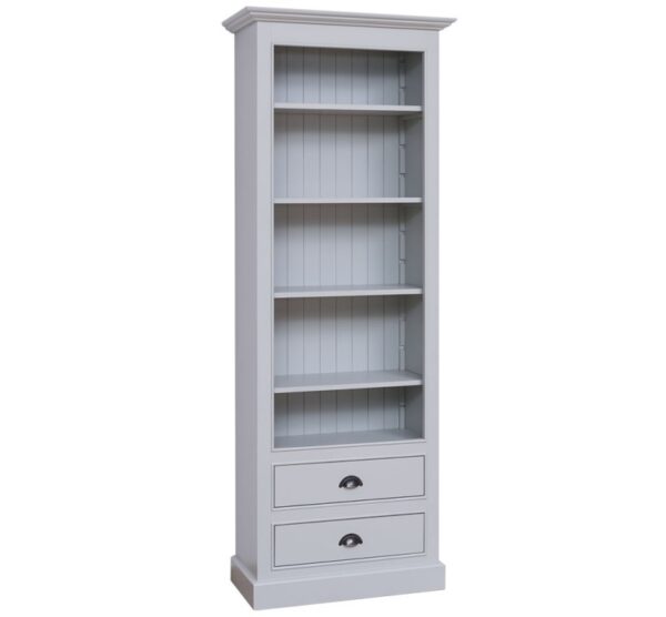 Landelijke langwerpige boekenkast met vijf vakken en twee lades onder elkaar. Gemaakt van massief eiken hout in de kleur zand, beige. Het meubel kan op verschillende manieren geverfd worden in verschillende kleuren en kan op maat gemaakt worden. Villa Laura