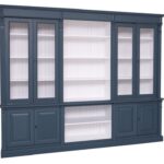 Landelijke buffetkast, vitinekast met open vakken en deuren. Gemaakt van massief eiken hout in de kleur donker blauw met witte binnenkant. Het meubel kan op verschillende manieren geverfd worden in verschillende kleuren en kan op maat gemaakt worden. Villa Laura