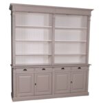 landelijk klassieke bibliotheekkast/boekenkast met lades en deuren. de planken in de kast zijn verstelbaar. Gemaakt van massief hout eiken in de kleur beige zand met een witte binnenkant. Het kan op maat gemaakt worden. Villa Laura