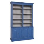 landelijk klassieke boekenkast met een ladder, deuren en uitschuifbare planken. de planken in de kast zijn verstelbaar. Gemaakt van massief hout eiken in de kleur kobalt blauw. Het kan op maat gemaakt worden. Villa Laura