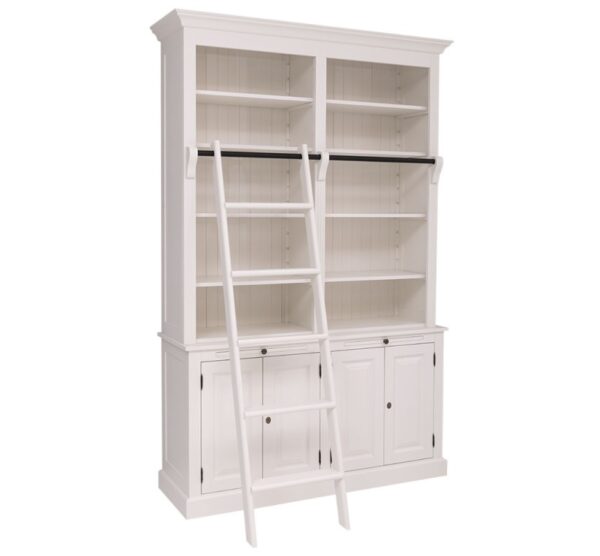 landelijk klassieke boekenkast met een ladder, deuren en uitschuifbare planken. de planken in de kast zijn verstelbaar. Gemaakt van massief hout eiken in de kleur gebroken wit, ral9010. Het kan op maat gemaakt worden. Villa Laura