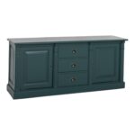 Landelijk dressoir met twee deurtjes en drie lades in het midden voor opbergruimte. Gemaakt van massief eiken hout in de kleur petrolblauw, blauw, antraciet. Het meubel kan op verschillende manieren geverfd worden in verschillende kleuren en kan op maat gemaakt worden. Villa Laura