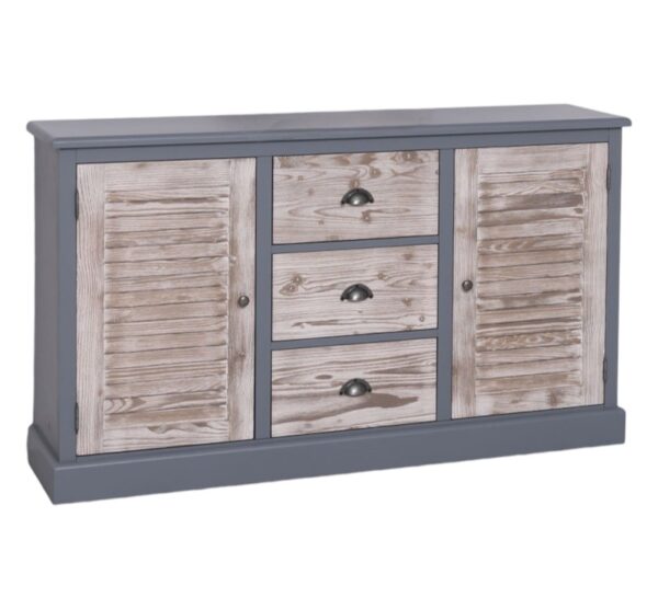 Landelijk dressoir met louvre shutters deurtjes en drie lades voor opbergruimte. Gemaakt van massief eiken hout in de kleur blauw met beach wood deurtjes. Het meubel kan op verschillende manieren geverfd worden in verschillende kleuren en kan op maat gemaakt worden. Villa Laura