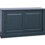landelijk klassiek dressoir met schuifdeuren voor veel opbergruimte. Gemaakt van massief hout in de kleur donker blauw vintagelook. Het kan op maat gemaakt worden. Villa Laura