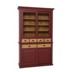 Landelijke buffetkast met deuren en lades. Gemaakt van massief eiken hout in de kleur bordeaux rood en naturel binnenkant. Het meubel kan op verschillende manieren geverfd worden in verschillende kleuren en kan op maat gemaakt worden. Villa Laura