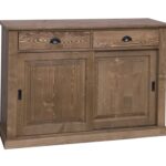 landelijk klassiek dressoir met schuifdeuren en lades voor veel opbergruimte. Gemaakt van massief hout in de kleur naturel warm bruin. Het kan op maat gemaakt worden. Villa Laura