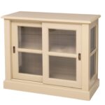 Landelijk dressoir met twee schuifdeuren met glas voor opbergruimte. Gemaakt van massief eiken hout in de kleur zand, beige. Het meubel kan op verschillende manieren geverfd worden in verschillende kleuren en kan op maat gemaakt worden. Villa Laura