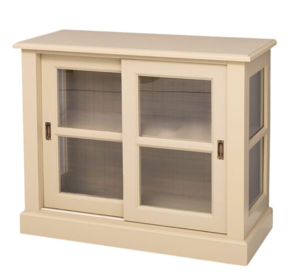 Landelijk dressoir met twee schuifdeuren met glas voor opbergruimte. Gemaakt van massief eiken hout in de kleur zand, beige. Het meubel kan op verschillende manieren geverfd worden in verschillende kleuren en kan op maat gemaakt worden. Villa Laura