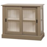 Landelijk dressoir met twee schuifdeuren met glas voor opbergruimte. Gemaakt van massief eiken hout in de kleur taupe. Het meubel kan op verschillende manieren geverfd worden in verschillende kleuren en kan op maat gemaakt worden. Villa Laura