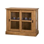 Landelijk dressoir met twee schuifdeuren met glas voor opbergruimte. Gemaakt van massief eiken hout in de kleur naturel bruin eiken met een witte binnenkant. Het meubel kan op verschillende manieren geverfd worden in verschillende kleuren en kan op maat gemaakt worden. Villa Laura
