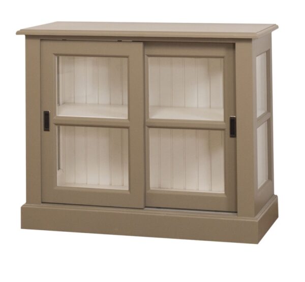 Landelijk dressoir met twee schuifdeuren met glas voor opbergruimte. Gemaakt van massief eiken hout in de kleur taupe. Het meubel kan op verschillende manieren geverfd worden in verschillende kleuren en kan op maat gemaakt worden. Villa Laura