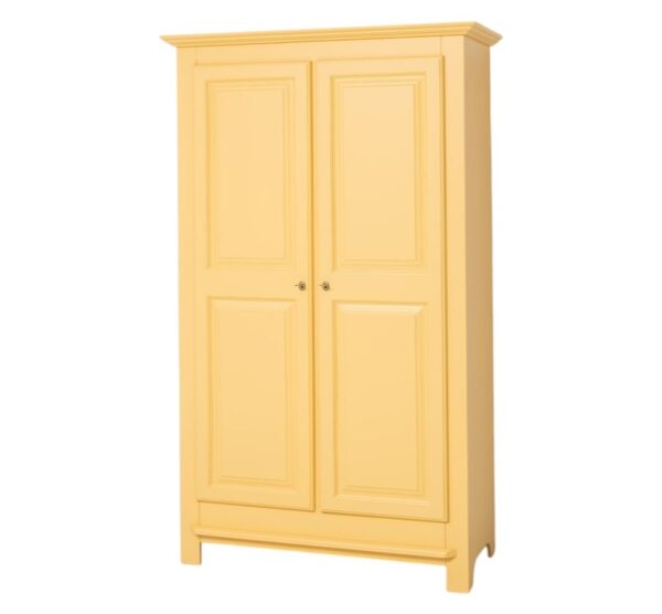 landelijk klassiek 2-deurs kledingkast/opbergkast op hoge pootjes. de indeling is een gedeelte hang en legplanken die verstelbaar zijn. Gemaakt van massief hout eiken in de kleur zand geel. de kledingkast is 121 lang of het kan op maat gemaakt worden. Villa Laura