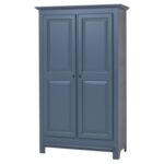 landelijk klassiek 2-deurs kledingkast/opbergkast op hoge pootjes. de indeling is een gedeelte hang en legplanken die verstelbaar zijn. Gemaakt van massief hout eiken in de kleur donker blauw. de kledingkast is 121 lang of het kan op maat gemaakt worden. Villa Laura