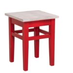 Landelijk vierkant houten krukje. Gemaakt van massief eiken hout in de kleur rood. Het meubel kan op verschillende manieren geverfd worden in verschillende kleuren en kan op maat gemaakt worden. Villa Laura