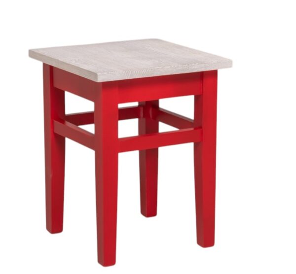 Landelijk vierkant houten krukje. Gemaakt van massief eiken hout in de kleur rood. Het meubel kan op verschillende manieren geverfd worden in verschillende kleuren en kan op maat gemaakt worden. Villa Laura