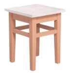 Landelijk vierkant houten krukje. Gemaakt van massief eiken hout in de kleur oudroze, zalm, terracotta. Het meubel kan op verschillende manieren geverfd worden in verschillende kleuren en kan op maat gemaakt worden. Villa Laura