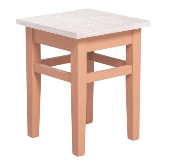 Landelijk vierkant houten krukje. Gemaakt van massief eiken hout in de kleur oudroze, zalm, terracotta. Het meubel kan op verschillende manieren geverfd worden in verschillende kleuren en kan op maat gemaakt worden. Villa Laura