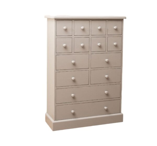 Landelijke hoge ladekast met veertien lades in verschillende formaten voor opbergruimte. Gemaakt van massief eiken hout in de kleur wit. Het meubel kan op verschillende manieren geverfd worden in verschillende kleuren en kan op maat gemaakt worden. Villa Laura