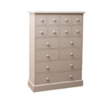 Landelijke hoge ladekast met veertien lades in verschillende formaten voor opbergruimte. Gemaakt van massief eiken hout in de kleur wit. Het meubel kan op verschillende manieren geverfd worden in verschillende kleuren en kan op maat gemaakt worden. Villa Laura