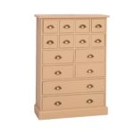 Landelijke hoge ladekast met veertien lades in verschillende formaten voor opbergruimte. Gemaakt van massief eiken hout in de kleur licht beige, zand. Het meubel kan op verschillende manieren geverfd worden in verschillende kleuren en kan op maat gemaakt worden. Villa Laura