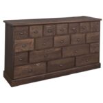 Landelijke ladekast met 19 verschillende formaten lades. Gemaakt van massief eiken hout in de kleur donker bruin, wenge, walnoot. Het meubel kan op verschillende manieren geverfd worden in verschillende kleuren en kan op maat gemaakt worden. Villa Laura