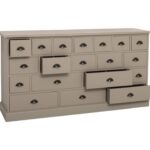 Landelijke ladekast met 19 verschillende formaten lades. Gemaakt van massief eiken hout in de kleur taupe, groen. Het meubel kan op verschillende manieren geverfd worden in verschillende kleuren en kan op maat gemaakt worden. Villa Laura