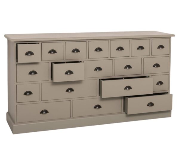 Landelijke ladekast met 19 verschillende formaten lades. Gemaakt van massief eiken hout in de kleur taupe, groen. Het meubel kan op verschillende manieren geverfd worden in verschillende kleuren en kan op maat gemaakt worden. Villa Laura