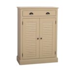 Landelijk louvre shutter opbergkastje met 2 deuren en een lade. Gemaakt van massief eiken hout in de kleur zand, beige, taupe. Het meubel kan op verschillende manieren geverfd worden in verschillende kleuren en kan op maat gemaakt worden. Villa Laura