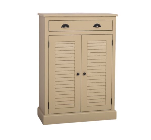 Landelijk louvre shutter opbergkastje met 2 deuren en een lade. Gemaakt van massief eiken hout in de kleur zand, beige, taupe. Het meubel kan op verschillende manieren geverfd worden in verschillende kleuren en kan op maat gemaakt worden. Villa Laura