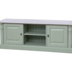 Landelijk tv meubel met twee deuren en twee open vakken. Gemaakt van massief eiken hout in de kleur licht grijs blad en groen vintagelook. Het meubel kan op verschillende manieren geverfd worden in verschillende kleuren en kan op maat gemaakt worden. Villa Laura