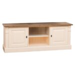 Landelijk tv meubel met twee deuren en twee open vakken. Gemaakt van massief eiken hout in de kleur vanille, roomwit met warm bruin eiken blad. Het meubel kan op verschillende manieren geverfd worden in verschillende kleuren en kan op maat gemaakt worden. Villa Laura