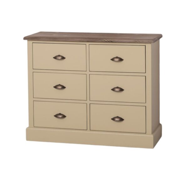 Ladekast met 6 lades voor genoeg opbergruimte met komgrepen in het goud. Gemaakt van massief hout in de kleur beige, zand, taupe. De kast kan op verschillende manieren geverfd worden in verschillende kleuren en kan op maat gemaakt worden. Villa Laura