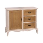 Klassieke lage kast met 3 kleine lades en een kastje voor opbergruimte. Het kastje staat op vier klassieke sierlijke pootjes en blad. Gemaakt van massief hout in de kleur roomwit en naturel. De kast kan op verschillende manieren geverfd worden in verschillende kleuren en kan op maat gemaakt worden. Villa Laura