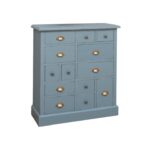 Landelijke speelse ladekast met verschillende mate lades met verschillende knoppen. In totaal 13 lades met verschillende afmetingen en verschillende knoppen. Gemaakt van massief hout eiken in de kleur lichtroze. De lades hebben ook verschillende kleuren zoals in de kleur blauw. De ladekast kan op verschillende manieren geverfd worden in verschillende kleuren en kan op maat gemaakt worden. Villa Laura