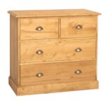 Ladekast met 6 lades voor genoeg opbergruimte met knoppen. Gemaakt van massief hout in de kleur naturel. De kast kan op verschillende manieren geverfd worden in verschillende kleuren en kan op maat gemaakt worden. Villa Laura