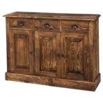 Landelijke, klassieke, extravagante dressoir met 3 kastjes en 3 lades voor opbergruimte. Gemaakt van massief hout eiken in de kleur warm bruin rustiek hout. De kast kan op verschillende manieren geverfd worden in verschillende kleuren en kan op maat gemaakt worden. Villa Laura