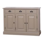 Landelijke, klassieke, extravagante dressoir met 3 kastjes en 3 lades voor opbergruimte. Gemaakt van massief hout eiken in de kleur gebroken beige, zand, taupe. De kast kan op verschillende manieren geverfd worden in verschillende kleuren en kan op maat gemaakt worden. Villa Laura