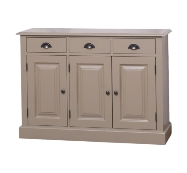 Landelijke, klassieke, extravagante dressoir met 3 kastjes en 3 lades voor opbergruimte. Gemaakt van massief hout eiken in de kleur gebroken beige, zand, taupe. De kast kan op verschillende manieren geverfd worden in verschillende kleuren en kan op maat gemaakt worden. Villa Laura