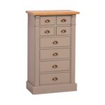 Landelijke hoge ladekast met vier kleine en vier grote lades. Gemaakt van massief eiken hout in de kleur taupe, grijs. Het meubel kan op verschillende manieren geverfd worden in verschillende kleuren en kan op maat gemaakt worden. Villa Laura