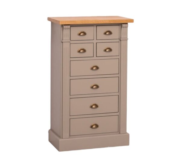 Landelijke hoge ladekast met vier kleine en vier grote lades. Gemaakt van massief eiken hout in de kleur taupe, grijs. Het meubel kan op verschillende manieren geverfd worden in verschillende kleuren en kan op maat gemaakt worden. Villa Laura