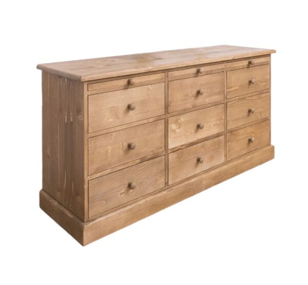 Landelijke ladekast met 9 grote lades en 3 uitschuifbare planken. Gemaakt van massief eiken hout in de kleur naturel. Het meubel kan op verschillende manieren geverfd worden in verschillende kleuren en kan op maat gemaakt worden. Villa Laura